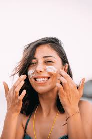 THE Ultimate Guide To Non-Toxic Sunscreen & Safe Sun in 2025