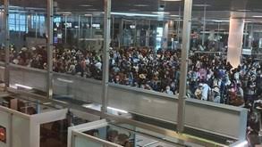 A(o) lisboa (aeroporto ana) r c está a 333 metros de distância, 5 min de caminhada. Centenas De Passageiros Entopem Zona De Chegadas Do Aeroporto De Lisboa Fora De Campo Jornal Record