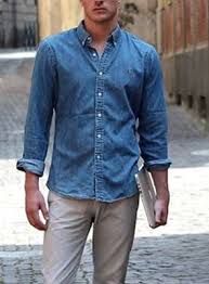 Calça Bege Com Camisa Jeans Masculina Como Usar Camisa Jeans Masculina 6 Combinacoes Infaliveis El Hombre Camisa Jeans Masculina Jeans Masculino Look Camisa Jeans