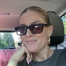 Ig needs a feature that allows you to block all Reels that use a specific  audio, bc if I hear that anxiety song one more time I'm going to end up in