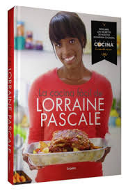 Cuando vi hacer el pan siglo xxi a lorraine pascale, enseguida supe que no tardaría en hacerlo, me pareció tan fácil que cualquiera podía hacerlo, y no sólo no me equivoqué, también conseguí un pan rápido, lleno de aromas y sabores, fantástico. Libreria Communitas