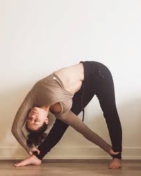 Guides and explanation on how to prepare or do certain yoga asanas ____ super hilfreiche grafiken, die dir helfen können neue asanas zu lernen. Extreme Yoga Pose Yoga Ubungen Yoga Asanas Iyengar Yoga
