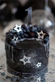 Schwarzer Kuchen Mit Sternen Und Beeren Stockfoto Bild Von Beeren Sternen 114383568