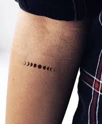 40 Kleine Tattoo Designs Fur Manner Mit Tiefen Bedeutungen Kleines Tattoo Tattoo Designs Kleine Tattoos Mit Bedeutung