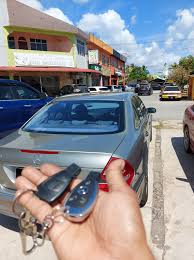 Cara tu mudah saja… cuma buka pintu guna kunci kereta, walaupun alarm sedang. Deekeyz Kunci Bejegyzesek Facebook