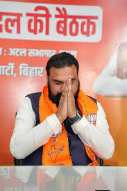 As the elderly party worker tried to make him wear the skull cap, #Bihar  Chief Minister #SamratChoudhary stopped him and instead took the cap in his  hand. He later handed it over