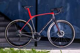 Das Trek Domane 2020 Ist Das Nachste Endurance Roadbike Das Mit Neu Gewonnenen Aerovorteilen Wirbt Eine Alleinstellung Verschafft Ihm Rennrad Fahrrad Rennen