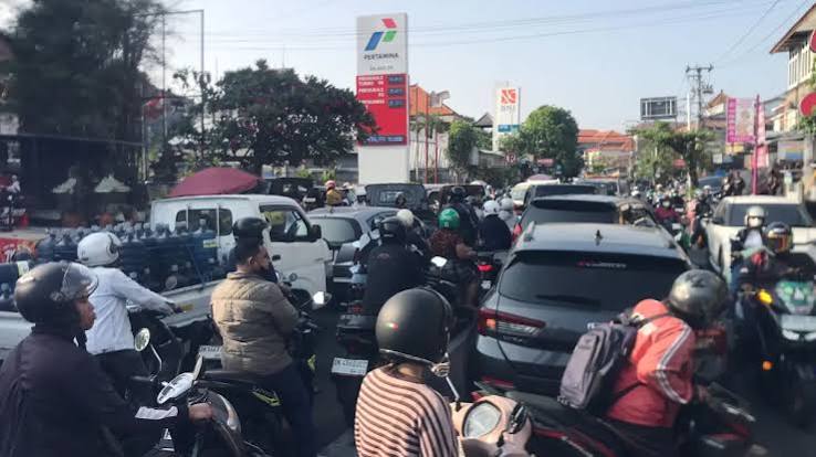 Krisis BBM Terjadi di Bali: Pengamat Sebut Pertamina Gagal Atasi Masalah - Radar Buleleng