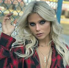 Valentina zenere is an argentinian model, actress, and singer who shot up to fame after landing the role of ámbar smith on the disney channel series soy luna. Valentina Zenere Unluler Kadin Modasi Kadin