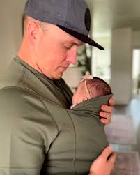 First-time dad vibes, new shirt, new role! 👶🏻