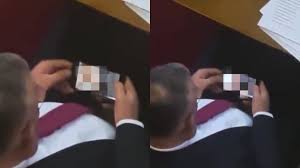 Diputado de Serbia es sorprendido viendo pornografía en el parlamento