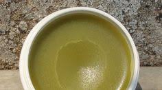 Voici Comment Faire Son Propre Onguent A Partir De Plantes Medicinales Et D Ingredients Simples Et Sains Faite Soins Naturels Soins Des Pieds Remedes Naturels