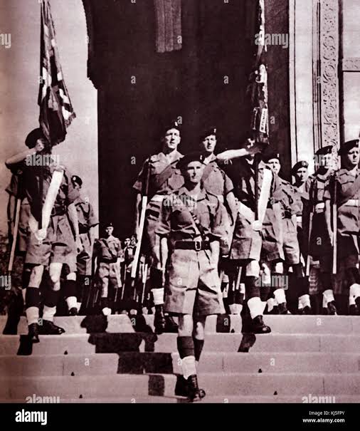 Photograph of the last remaining British troops leaving India through the India Gate. Dated 20th Century Stock Photo - Alamy