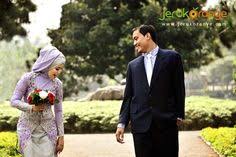 Dengan saling berpandangan tanpa berpelukan dengan latar cahaya matahari dipadu dengan pohon. 75 Prewed Pose Ideas Wedding Photos Wedding Photoshoot Wedding Photography