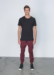 Calça Vinho Combina Com O Que Calca Vinho Masculina Como Usar Calca Colorida Masculina Calca Jogger Masculino Blog De Moda Masculina