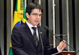 Randolfe rodrigues é professor e senador da república (rede/ap). Randolfe Rodrigues Relata Sofrer Ataques Na Internet Por Pedir Cpi
