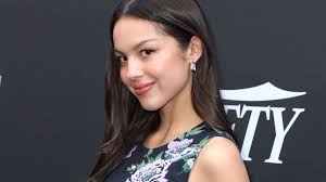 Los looks de fiesta de Olivia Rodrigo con zapatos cómodos de plataforma