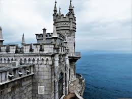 Комплекс расположен на южном берегу полуострова. Lastochkino Gnezdo Yalta Krym Oteli Ryadom Foto Video Istoriya Gde Nahoditsya Kak Dobratsya Turister Ru