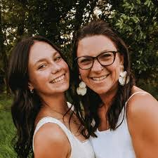 Amber Knott's Instagram, Twitter & Facebook