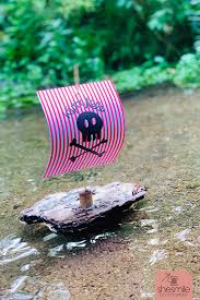 Dies muss nicht immer klassisch weiss;, grau. Schwimmende Schiffe Aus Rinde Und Papier Kostenlose Bastelanleitung