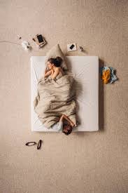 couple lying in bed top view bed couple lying top view banque image photos couple