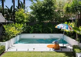 Piscine Pour Petit Jardin 20 Designs Contemporains Et Peu Encombrants Avec Images Petits Jardins Petite Piscine Piscine Amenagement Paysager
