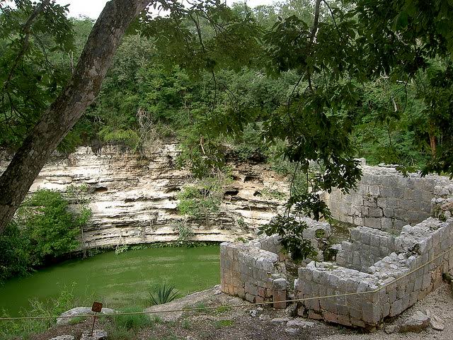 Cenote Sagrado, tempat pemujaan Dewa Chaac, ditemukan ratusan tulang bocah laki-laki di dalamnya.