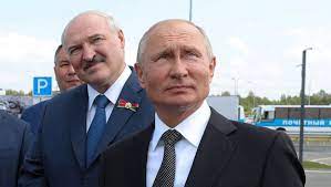 Die weißrussische polizei verhaftet den journalisten roman protassewitsch (2.v.l) in minsk: Putin Unterstutzt Lukaschenko Mit Milliardenkredit Manager Magazin