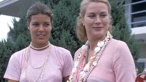 Frisuren aus den 50er jahren friseur gutschein als geschenk verpacken frischkäse kuchen mit keksboden ohne backen frisuren für die konfirmation fritzbox 1 1 homeserver. Caroline Von Monaco Die Schonsten Looks Der Tochter Von Grace Kelly Vogue Germany