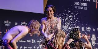 Cantante ed autore, damiano nasce nel 1986 a rovereto, in trentino.muove i suoi primi passi nel mondo della musica a 14 anni. Tzq1jeceh9adam