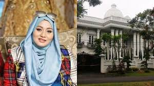 Bangunan yang sudah lama terbengkalai dan tak terurus. Rumah Mewah Milik Bos First Travel Yang Terbengkalai Warga Lihat Sosok Monyet Misterius Berkeliaran Bangka Pos