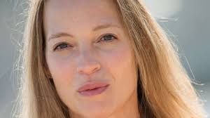 Élodie frenck est née en 1974 à lausanne , fille de nahum frenck, pédiatre péruvienne et thérapeute familiale émérite, et de sylviane roche, française, qui a son deuxième fils est le troisième fils de son mari hervé ruet. Les Petits Meurtres D Agatha Christie Qui Se Cache Derriere Marlene Leroy Elodie Frenck Femme Actuelle Le Mag