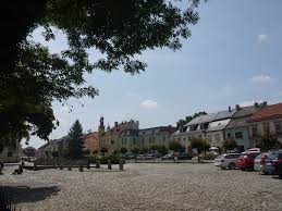 Stejně jako sedačky umístěné u pavilonu ch a v pavilonu i jsou i tyto vybaveny brzdou a područkami a slouží na stejném principu jako nákupní vozíky v obchodech, na mince v hodnotě pět a deset korun. Kourim K