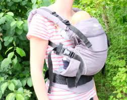 Bereits neugeborene werden im integrierten sitzverkleinerer sicher gehalten und können von anfang an im manduca getragen werden, wobei die beine noch innerhalb der babytrage verbleiben. Ergobaby Oder Manduca Der Grosse Babytragen Vergleich Babyartikel De Magazin