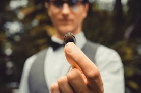 La bague ou l'anneau de fiançailles étaient avant tout un signe de sécurité financière et d'engagement. Bagues De Fiancailles Vintage Un Charme Indeniable Baunat