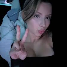 Gillian Stark🍓 (@itsgillianstark)