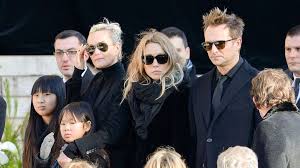 En effet, la voix de johnny hallyday est curieusement méco.nnaissable à celle de ces dernières années. Johnny S Legacy Laeticia Hallyday Trusts In Half A Word The Deal With Laura Smet And David Hallyday