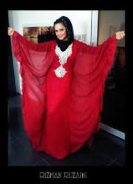 Siti nurhaliza dilahirkan di berek polis kampung awah, temerloh, pahang, malaysia, kepada bapanya tarudin bin ismail, seorang polis, dan ibunya siti salmah bachik, seorang suri rumah. Siti Nurhaliza Female Musicians Bellazon