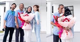 Datuk yusof haslam (kanan) ditemani anak arwah, khir rahman hadir beri penghormatan terakhir kepada allahyarham a rahman hassan. Al Fatihah Datuk A Rahman Hassan Meninggal Di Sisi Isteri Dan Anak Anak Mingguan Wanita