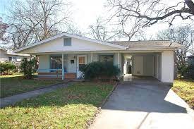 Awesome curb appeal in a great nw hills area. 7 Austin Two Bedrooms For Rent On The Rapid Bus Line Curbed Austin