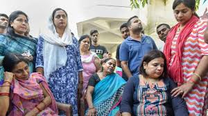 Rajani told chief minister yogi adityanath on thursday her husband, who was handling complaints subodh kumar singh's wife rajni, who met the chief minister in lucknow, also told him about the. Vivek Tiwari Killing Family Meets Cm Yogi Adityanath Wife Promised Govt Job 10 Latest Developments