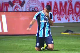 Ricardinho,importantissímo na série b 2005, fez gols decisivos e no primeiro quadrangular do campeonato,fez uma sequência importante de gols,e claro. Apos Pagar Promessa De Joelhos Heroi De Vitoria Gremista Pede Que Torcida Fique Em Casa 17 05 2021 Esporte Folha