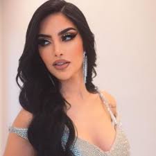 Kimberly Loaiza, como reina en vestido de profundas aberturas, gana su  primer Premio Lo Nuestro