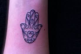 25 Striking Hamsa Tattoo Designs Slodive Hamsa Tattoo Design Hamsa Tattoo Henna Tattoo Foot