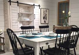 Joanna shared how she created this beautiful arrangement of hand picked flowers and greenery from her garden. Hgtv S Fixer Upper Host Introduces Furniture Line Pittsburgh Post Gazette