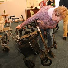Das projekt rollator für die wohnung wurde alleine schon durch diese beiden produkte ein voller erfolg. Rollatoren Rollator Gehwagen Leicht Schmal Pflege De