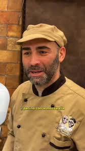 Mangiare un panino giapponese con prosciutto e mozzarella