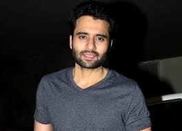 He is the son of producer vashu bhagnani. Jackky Bhagnani And Sister Honey Make Sets Of Varun Dhawan Starrer Coolie No 1 Plastic Free Bollywood News Bollywood Hungama