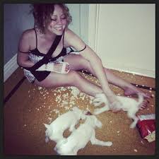 Mariah Carey Via Twitter Fending For Myself Against A Pack Of Wild Jack Russell Puppies Aaaaaahhhhh Help Mariah Carey Mariah Carey Photos Mariah
