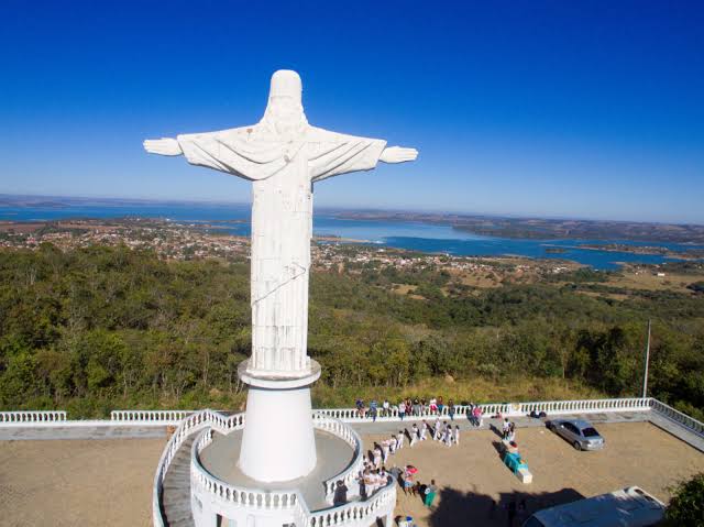 Vista panorâmica do Mirante do Cristo, gerada com IA